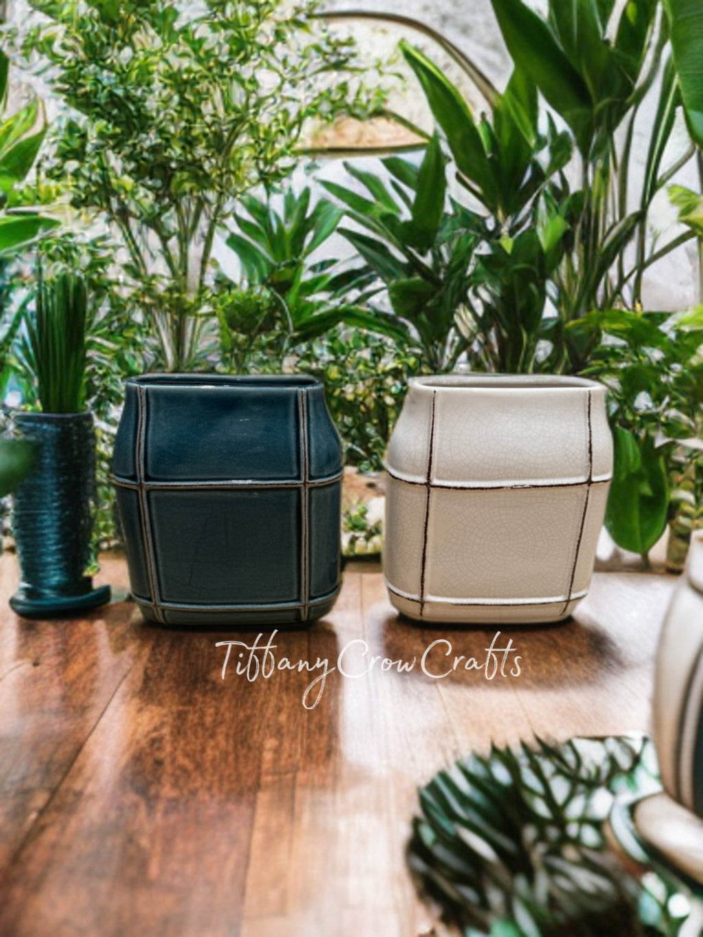 THE GRID-PATTERNED STONEWARE VASE
