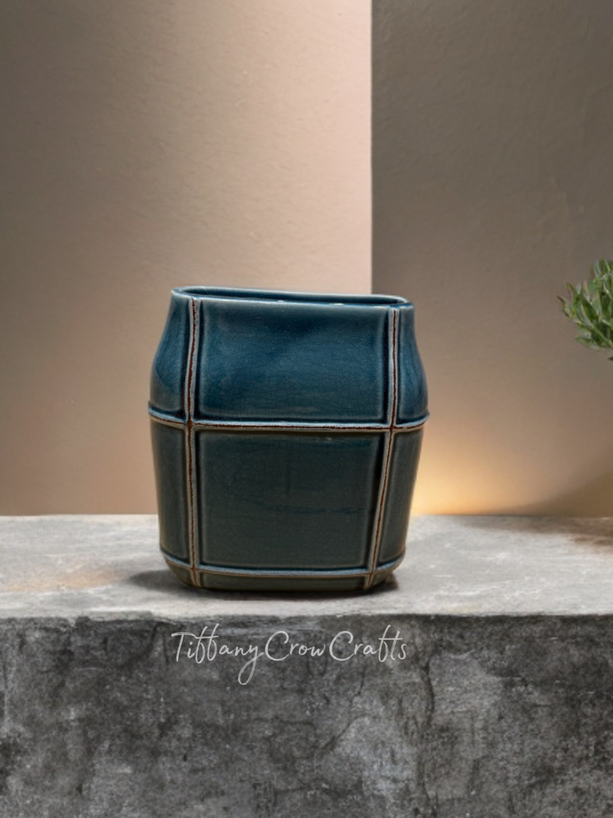 THE GRID-PATTERNED STONEWARE VASE