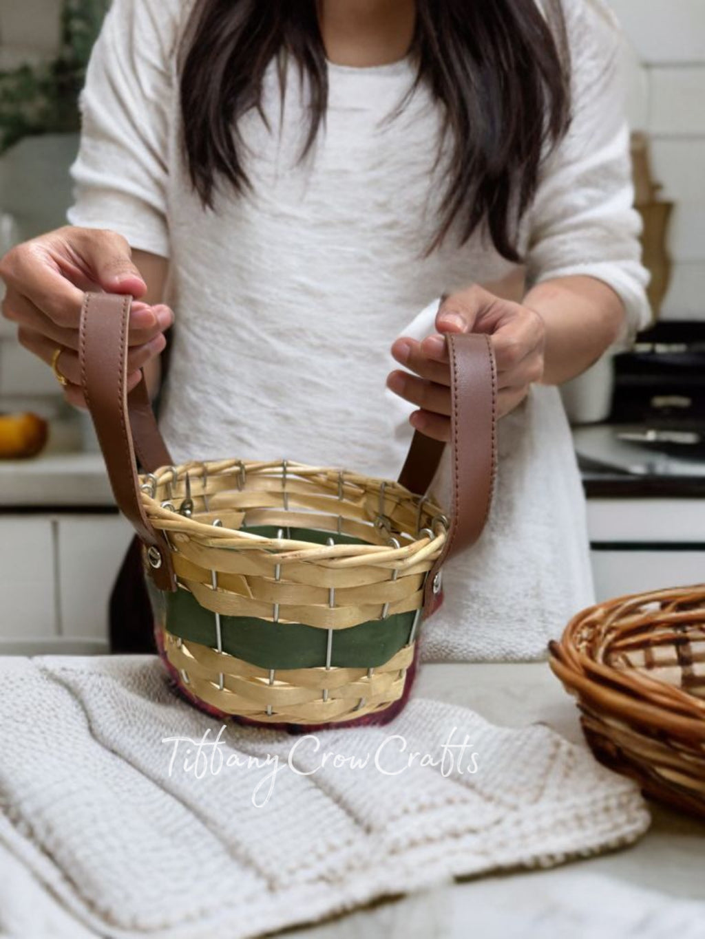 GREEN SCREWPINE WOVEN TOTE BASKET (ROUND)