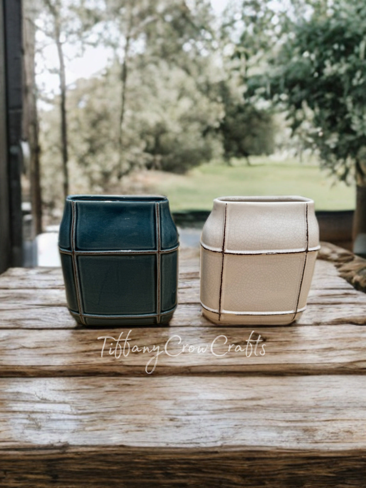 THE GRID-PATTERNED STONEWARE VASE