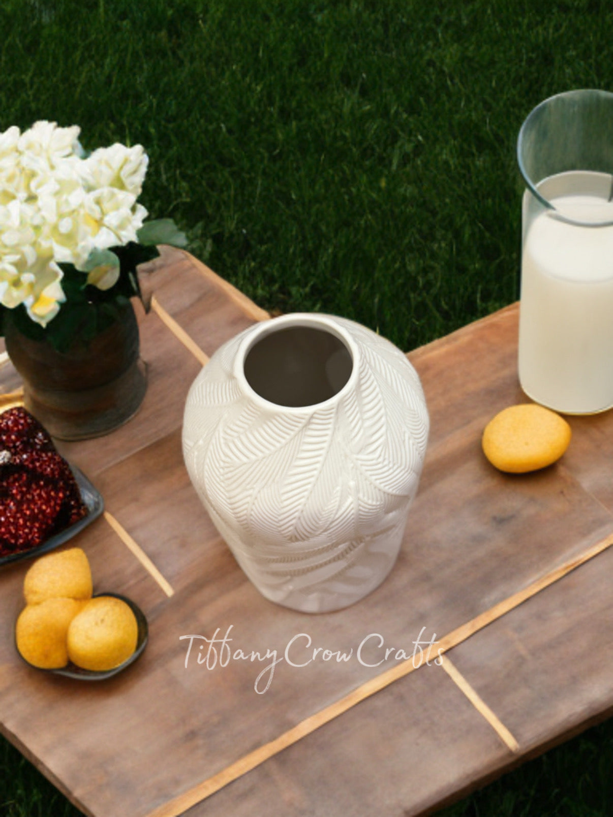 BEAUTIFUL LEAF TEXTURED CERAMIC VASE