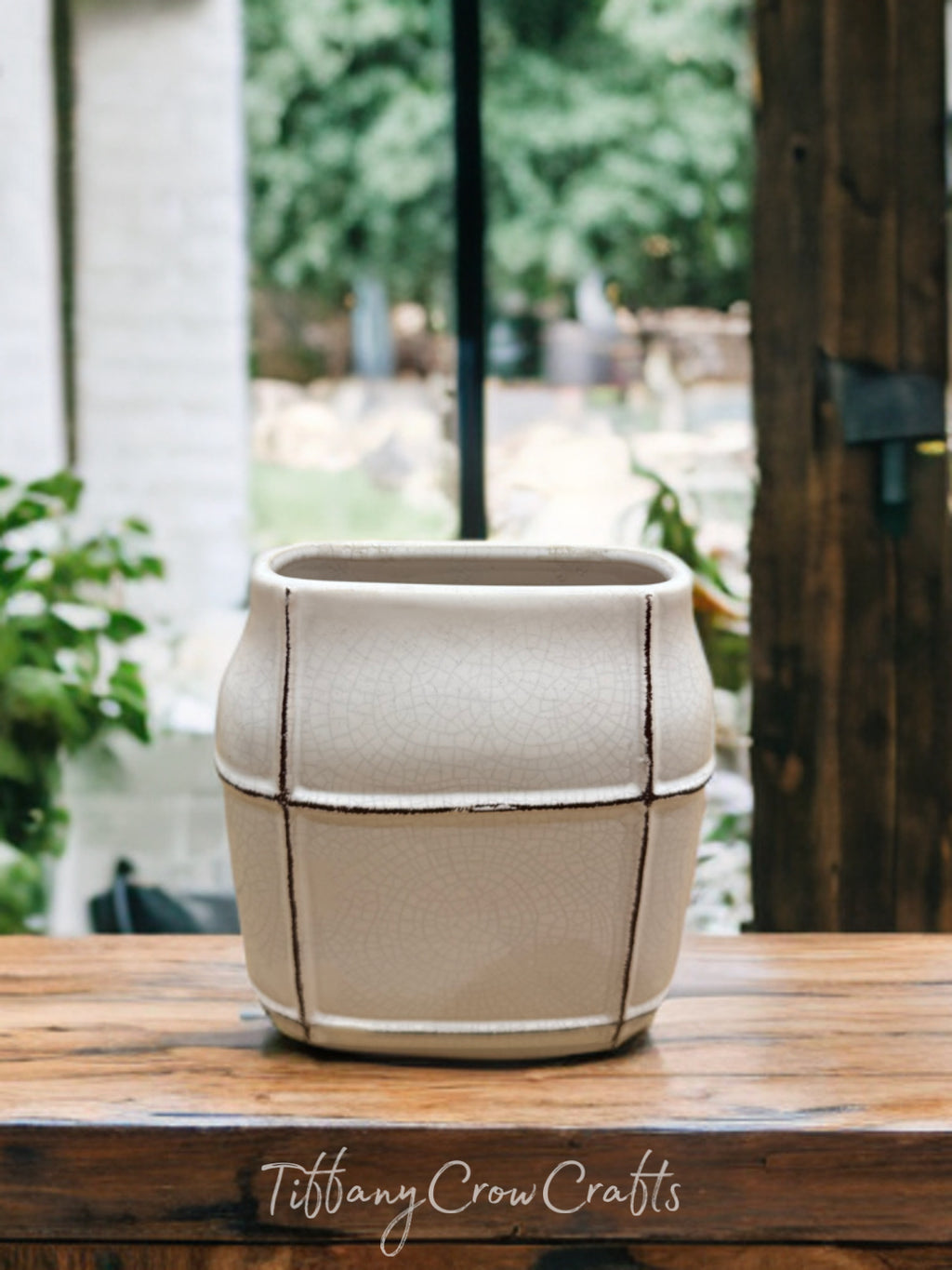 THE GRID-PATTERNED STONEWARE VASE