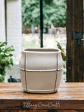THE GRID-PATTERNED STONEWARE VASE