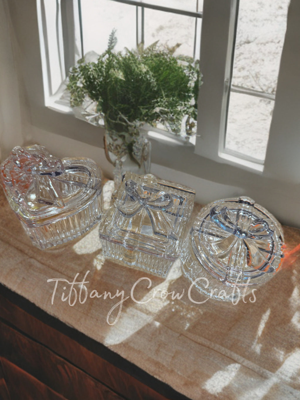 TIMELESS ELEGANCE: FACETED CRYSTAL-CUT TRINKET BOXES WITH BOW