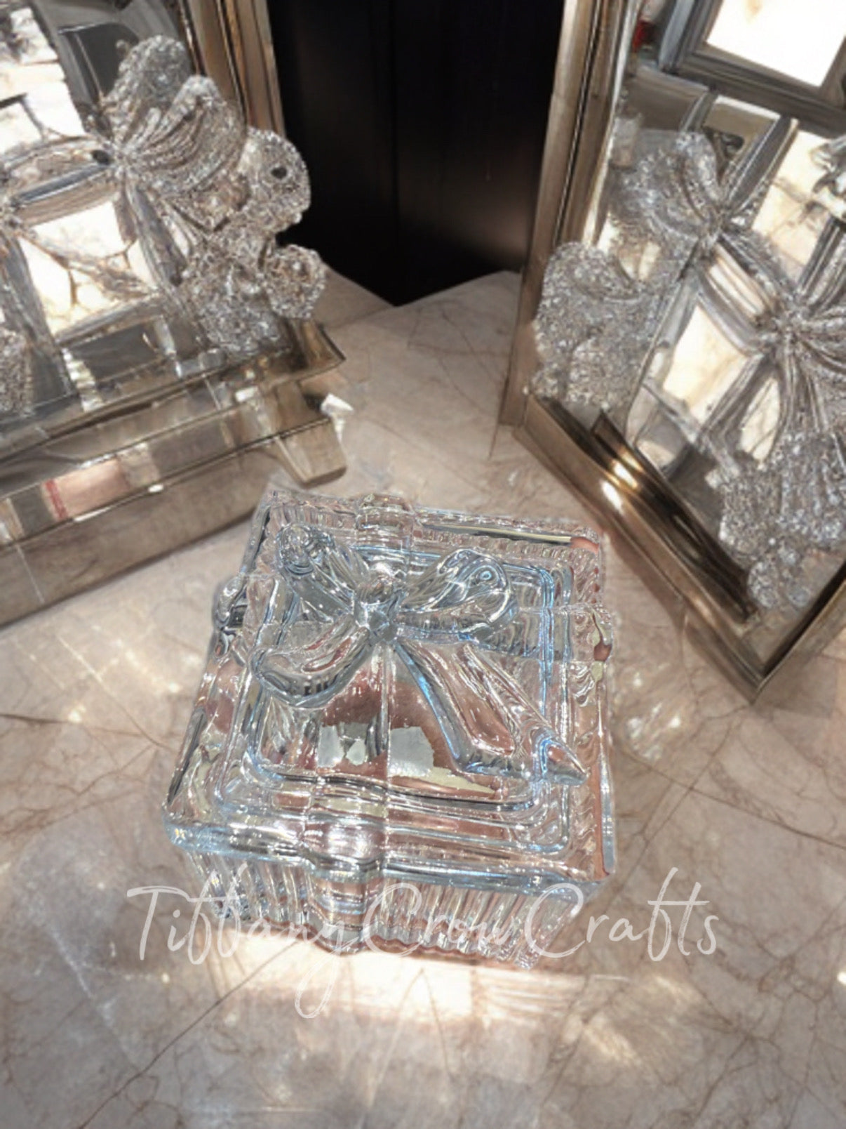 TIMELESS ELEGANCE: FACETED CRYSTAL-CUT TRINKET BOXES WITH BOW