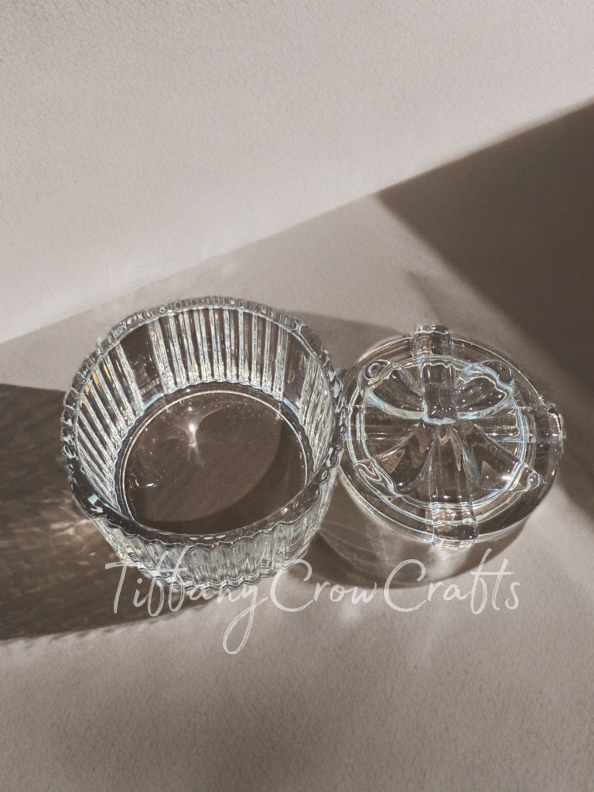 TIMELESS ELEGANCE: FACETED CRYSTAL-CUT TRINKET BOXES WITH BOW