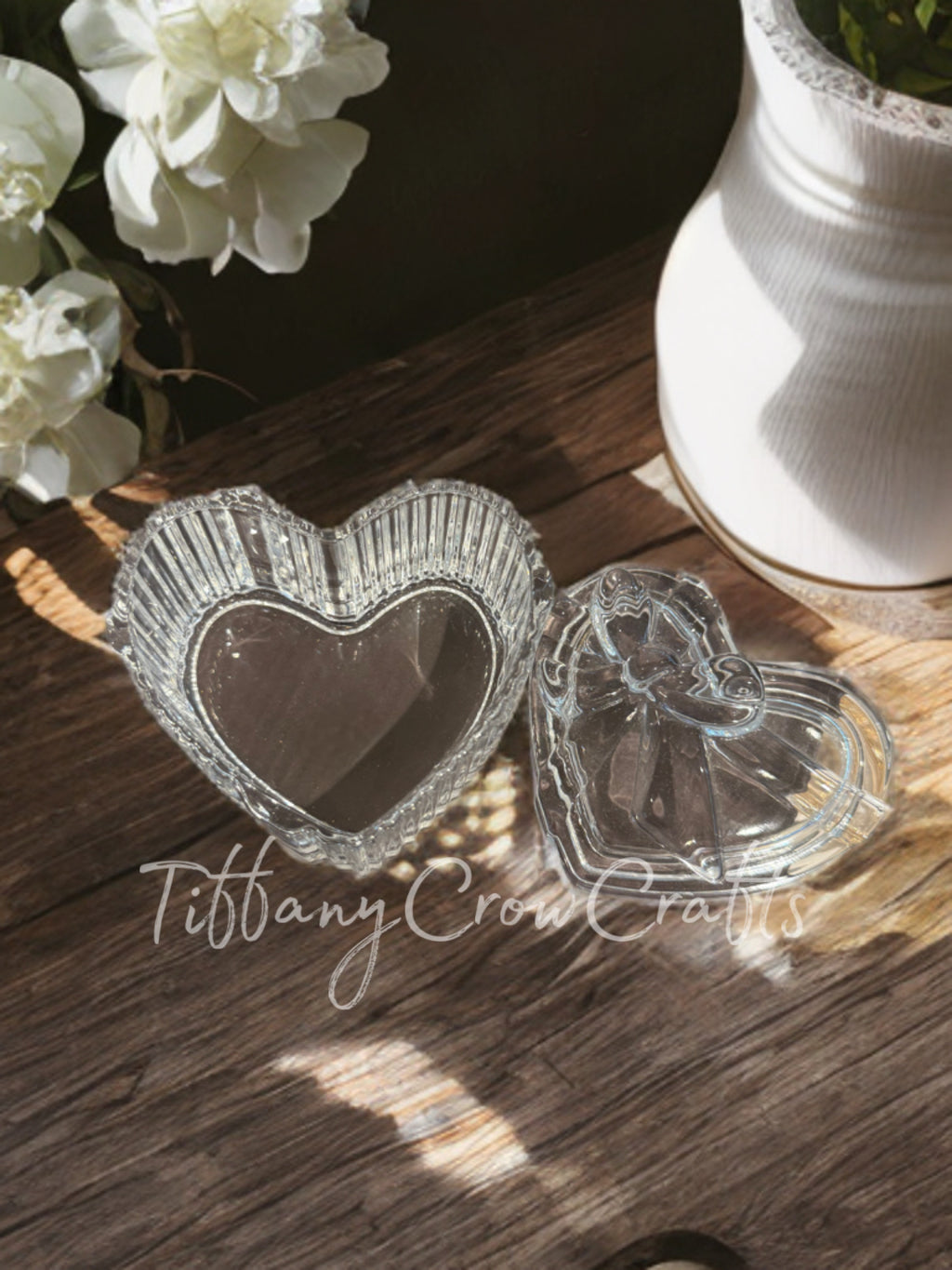 TIMELESS ELEGANCE: FACETED CRYSTAL-CUT TRINKET BOXES WITH BOW