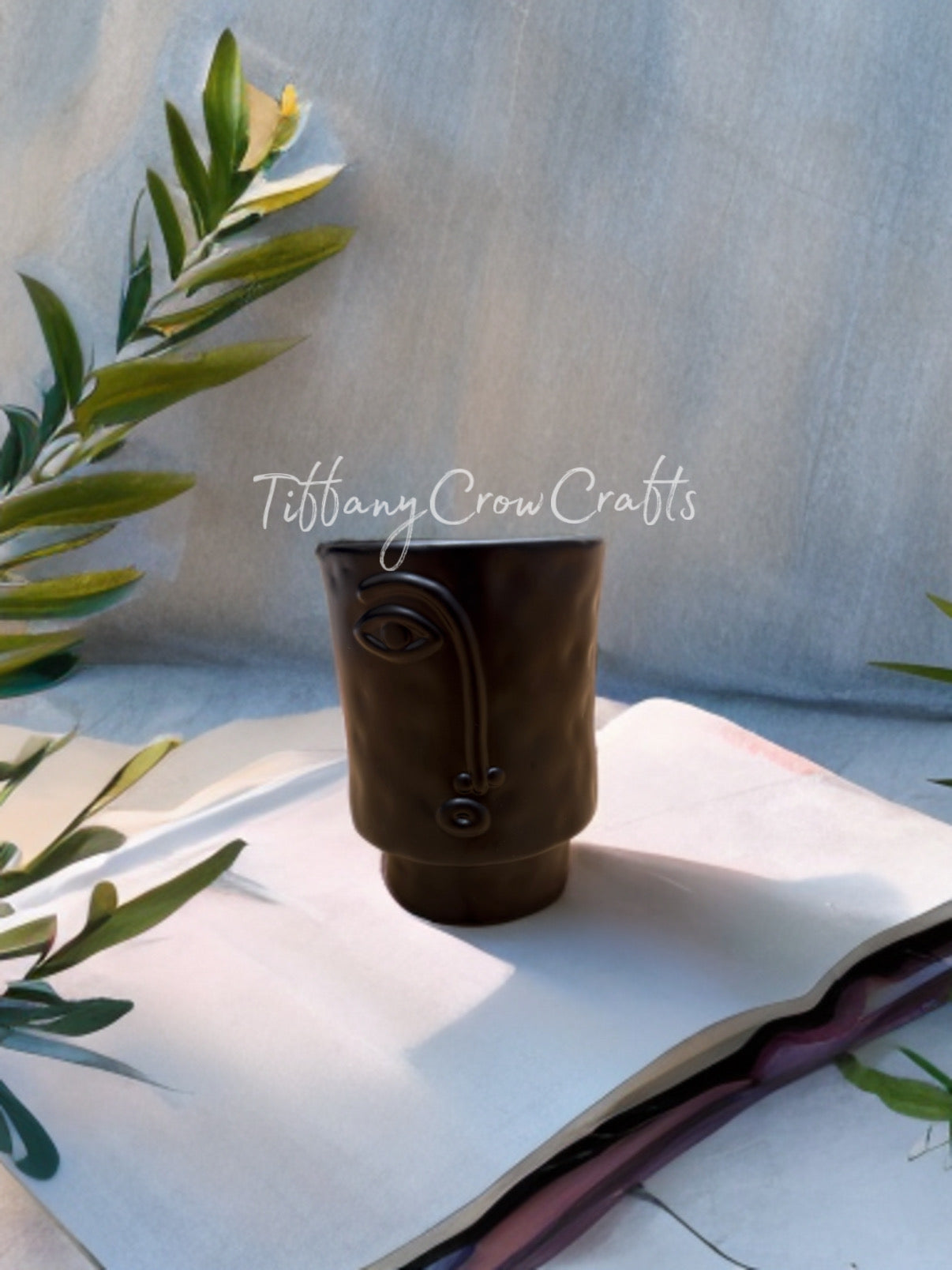 MINIMALIST SCULPTURAL FACE
VASE/PLANTER