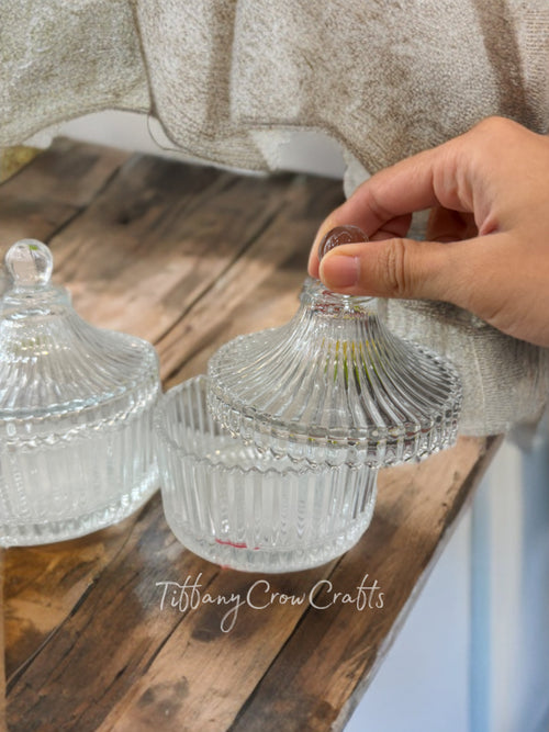ANTIQUE ELEGANCE RIVBED GLASS TRINKET DISH WITH FINIAL LID